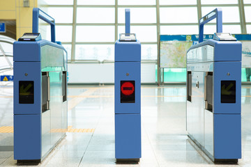 기차역 안 출입구 모습