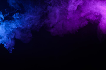 Bordure bleue et violette de brume colorée de fumée ou de brouillard sur le fond noir
