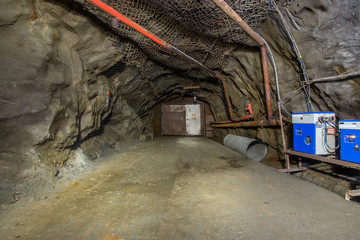 Fototapeta na wymiar Underground gold quartz mine tunnel with door