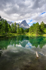 Fototapeta na wymiar Cervino riflesso nel lago blu, Valtournanche