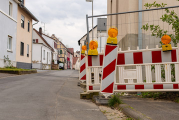 Remont ulicy. Budowa domu przy ulicy.  Oswietlenie ostrzegawcze.  Zamknieta ulica.  Arichitektura miejska.  Ogrodzenie ostrzegawcze.  © ff25
