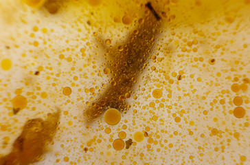 Plamy oleju. Oliwa  w garnku. Ciekawy podklad.  Zolte i pomaranczowe kolka. Rowne plamy. Zuzyty tluszcz. Resztki po smazeniu. Koniec gotowania. 