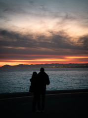 Fototapeta premium silhouette of a couple on the beach