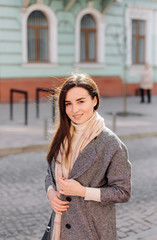 Obraz premium Woman portrait walking in the street