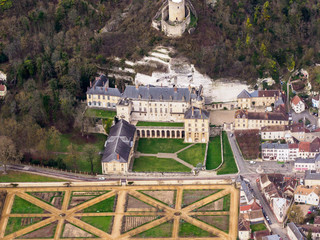 vue aérienne du château de La Roche-Guyon dans le Val d'Oise en France