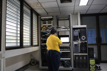 Admin data center technician performing server maintenance.