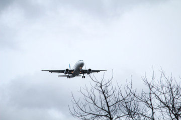 ein Flugzeug im Landeanflug auf einen Flugplatz