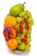 Obstteller und Obstschale mit frischen Früchten