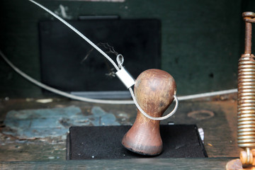 ein Stempel mit Stempelkissen in einer Box. Dies ist eine Wandermarke an einer Briefmarkenstation