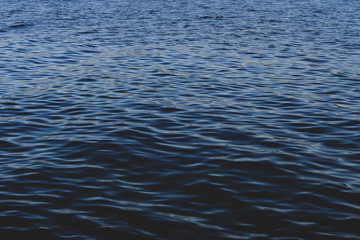 Nahaufnahme von tief blauem gewelltem Wasser