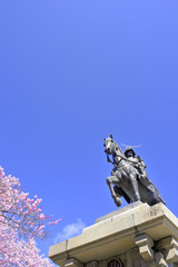 桜と伊達政宗騎馬像