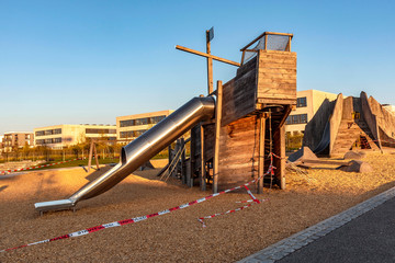 Abgesperrter Spielplatz in Zeiten des Coronavirus