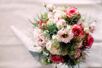 hübscher Brautstrauss mit roten Rosen und rosa Blumen