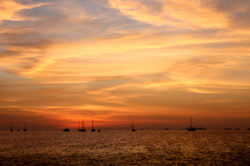 Fototapeta na wymiar The sun was setting near dusk. See fishing boats See in the distance.