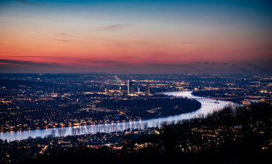 Sicht auf Bonn bei Sonnenaufgang vom Drachenfels aus 