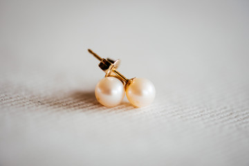 Perlen-Ohrring Stecker weiß-gold
