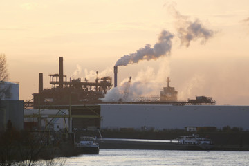 Binnenschiffe und Industrie am Rhein in Duisburg Hochfeld