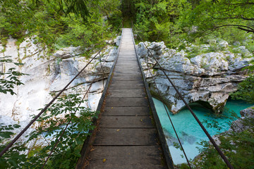 Puente sobre el río Soča, Parque Nacional del Triglav, Alpes Julianos, Eslovenia