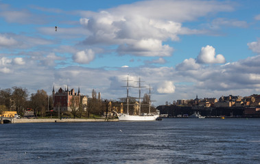 Fototapeta na wymiar Blue cloudy sky over the sea bay in Stockholm