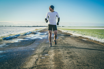 Trening biegacza przygotowującego się do maratonu © Tomasz