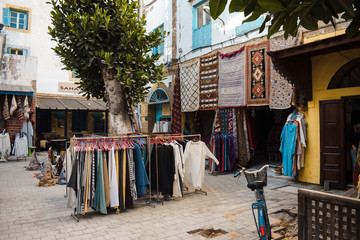 Fototapeta na wymiar Tienda de ropa y alfombras tradicionales en las calles de Essaouira en Marruecos