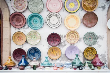 Foto auf Acrylglas Platos de colores típicos de Marruecos expuestos en una pared blanca © Javi Sánchez