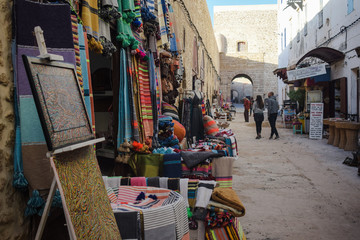 Bazar en las calles de Essaouira en Marruecos con varios productos de colores expuestos