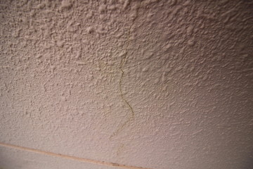 劣化して剥がれてきたマンションの外壁