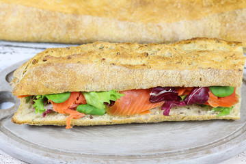 sandwich au saumon fumé et salade