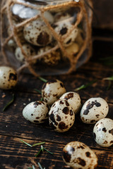 Obraz premium Quail eggs on wooden background. Symbol of the Easter season. Healthy Eating