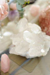 Table with a quartz wedding decor.