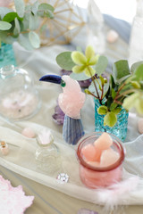Table with a quartz wedding decor.