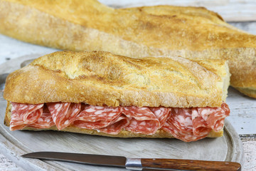 sandwich au saucisson sec sur une table