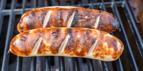 Bratwurst auf dem Grill grillieren