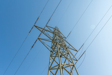 elektrizität - Hochspannungsleitung am blauen Himmel - Ernergie