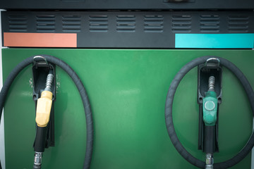 Oil nozzle or fuel injector and fuel dispenser