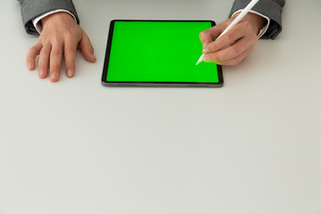 negocios y bolsa contrastando con ipad análisis 