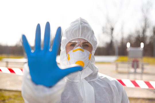 Dłoń w niebieskiej rękawiczce sygnalizująca zakaz wstępu