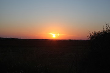 puesta del sol en el campo