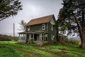 Fototapeta na wymiar Abandoned and dilapidated farmhouse in rural Wisconsin. 