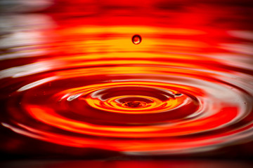 Wasser tropfen auf wasser rot Hintergrund beleuchtung mit kleinen wellen 