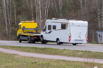 ein Abschleppwagen schleppt einen Wohnmobil ab