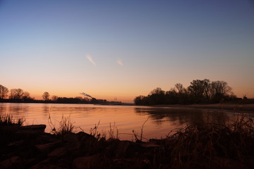 Fototapeta premium Sonnenaufgang am Rhein