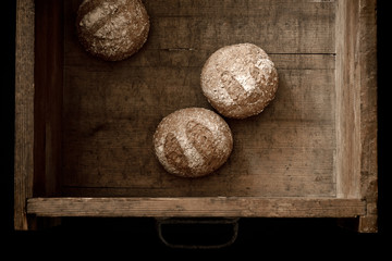 Pane isolato su fondo di legno