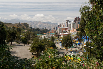 Centrum miasta z wysokimi budynkami biurowymi i mieszkalnymi © Miroslaw