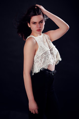 Jeune femme brune en srudio