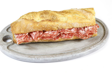 sandwich au saucisson sec sur un fond blanc