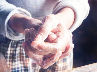 Persona lavando sus manos