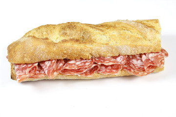 sandwich au saucisson sec sur un fond blanc