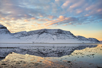 Fiord na Islandii o zachodzie słońca © Mirosaw